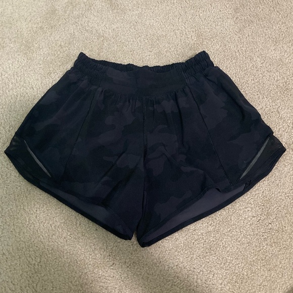 Lululemon Black Camo Low-Rise Hotty Hot Shorts 4” - Picture 2 of 5